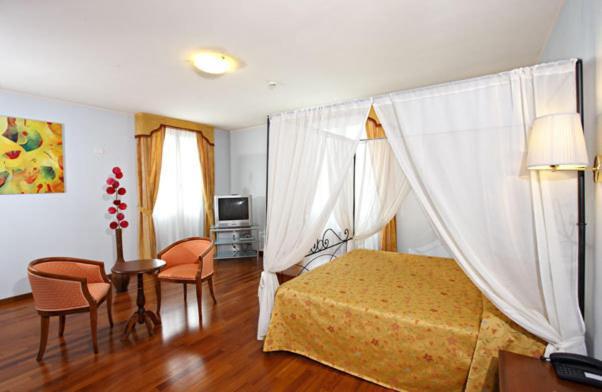 Hotel Gabarda Карпи Номер фото